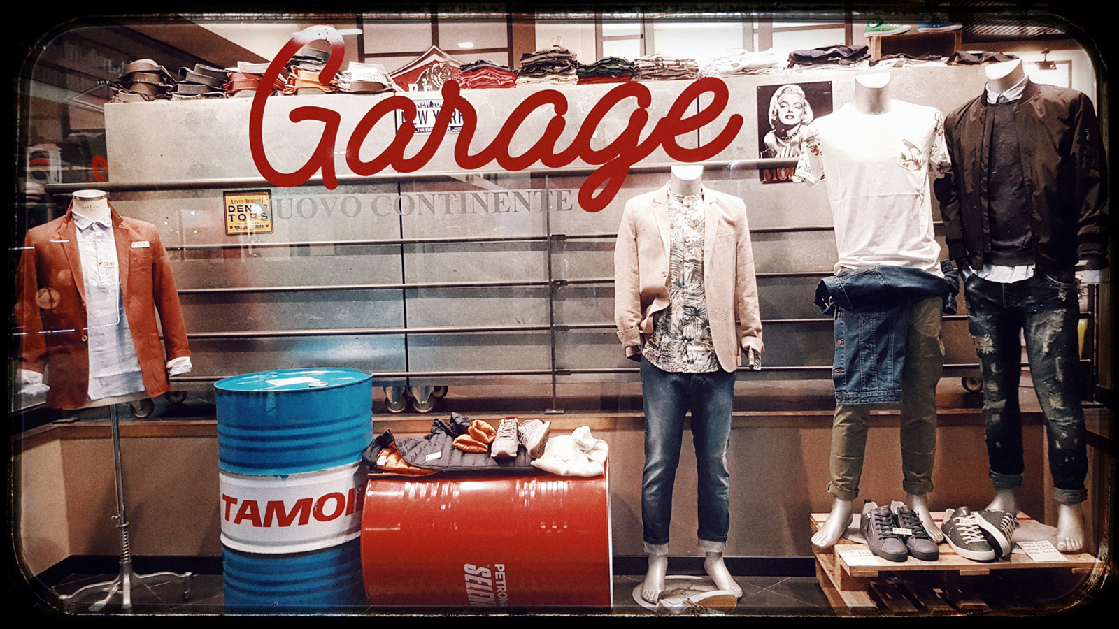 La vetrina originale di Garage Nuovo Continente